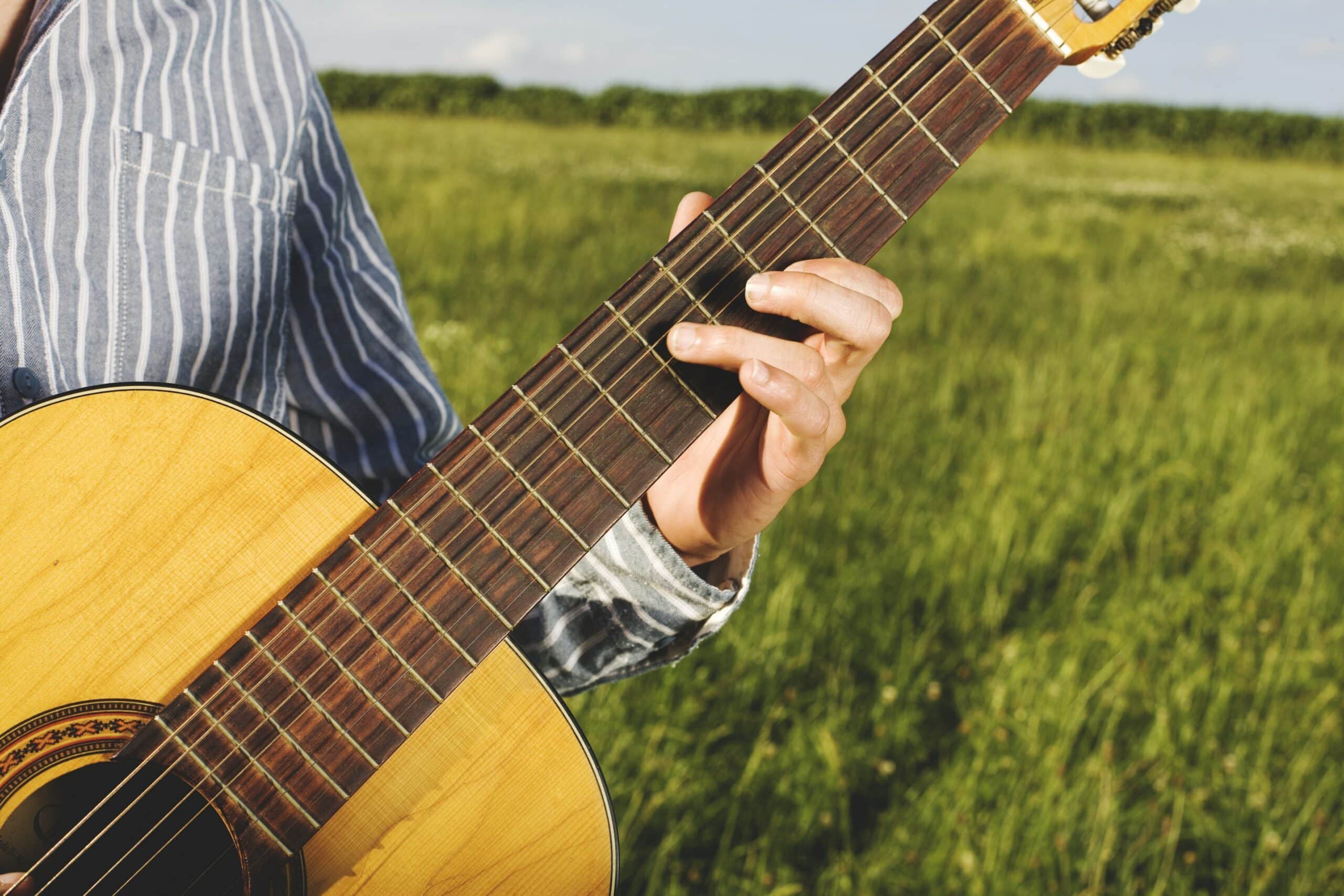 morgan wallen playing guitar