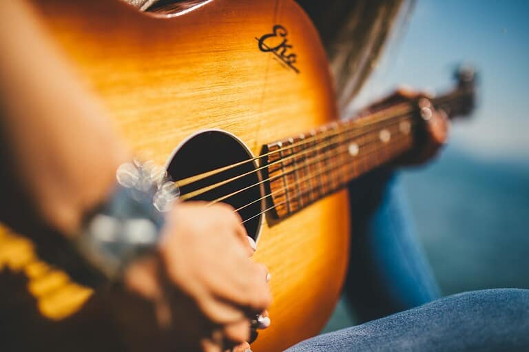 luke combs playing guitar