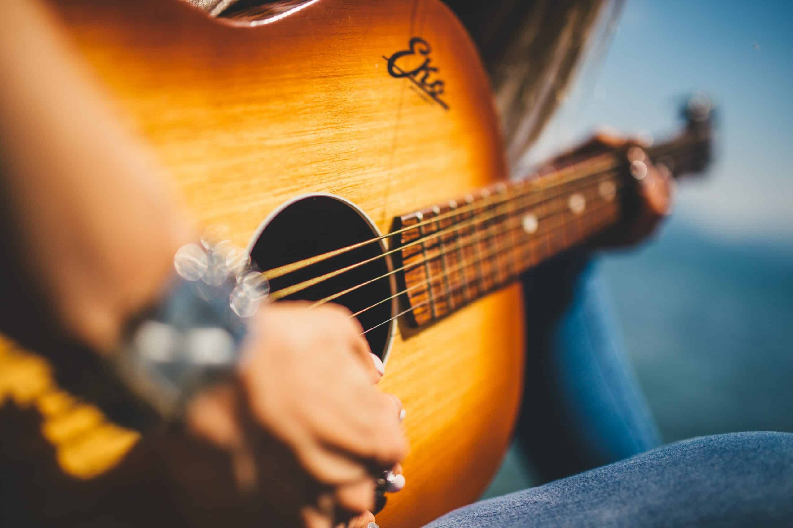 luke combs playing guitar