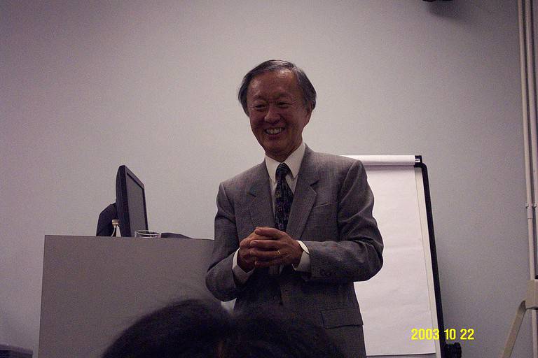 charles k kao giving presentation