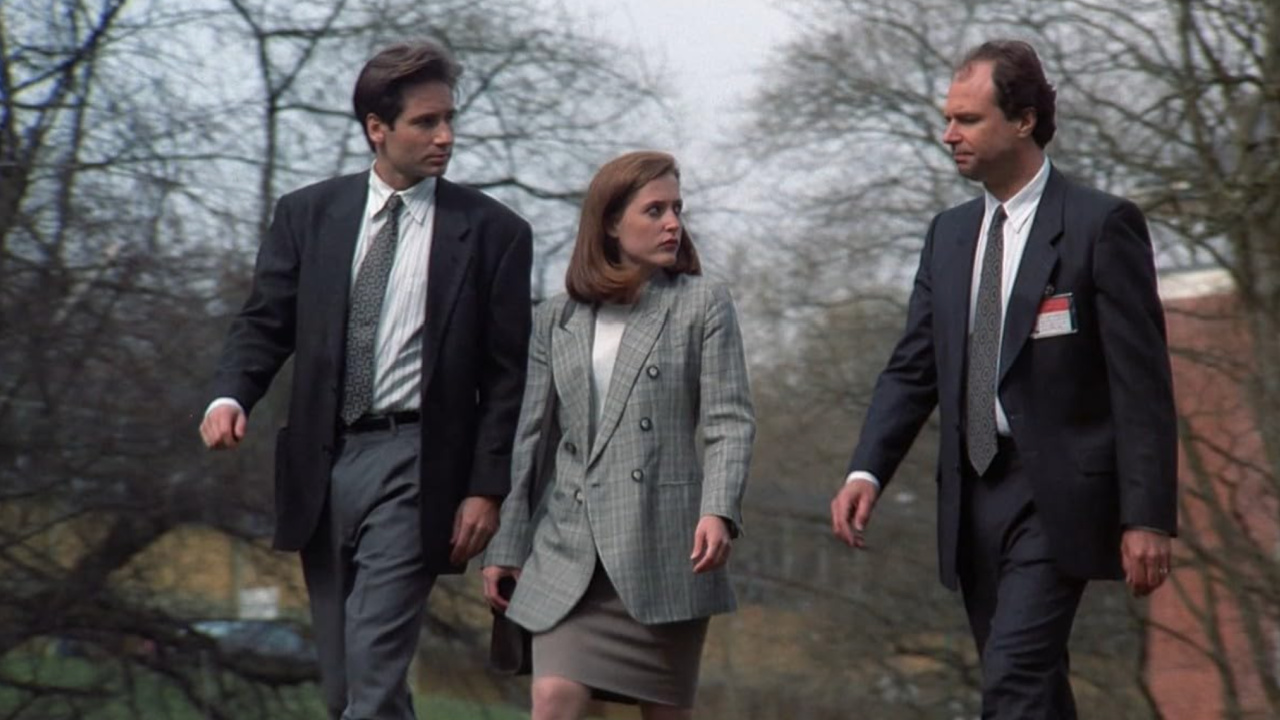 Gillian Anderson, David Duchovny, Malcolm Stewart in The X-Files pilot episode