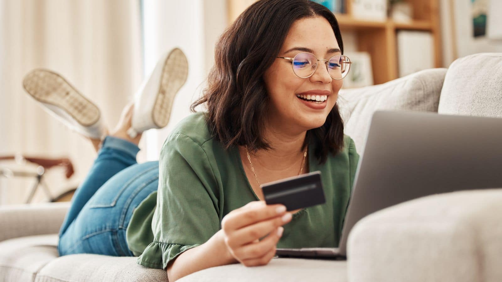 woman using credit card on computer.