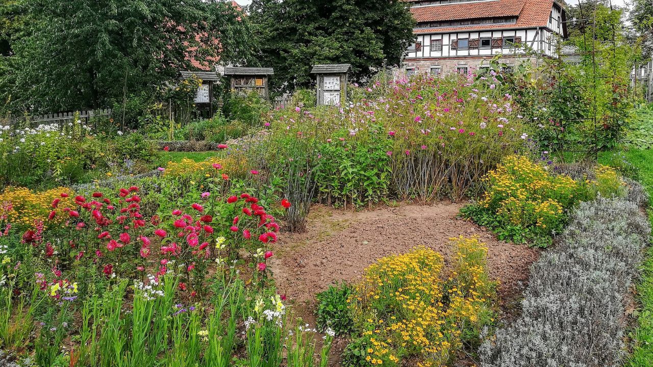 Farm and herb garden on the Kirchberg plateau in Reinhausen, municipality of Gleichen.