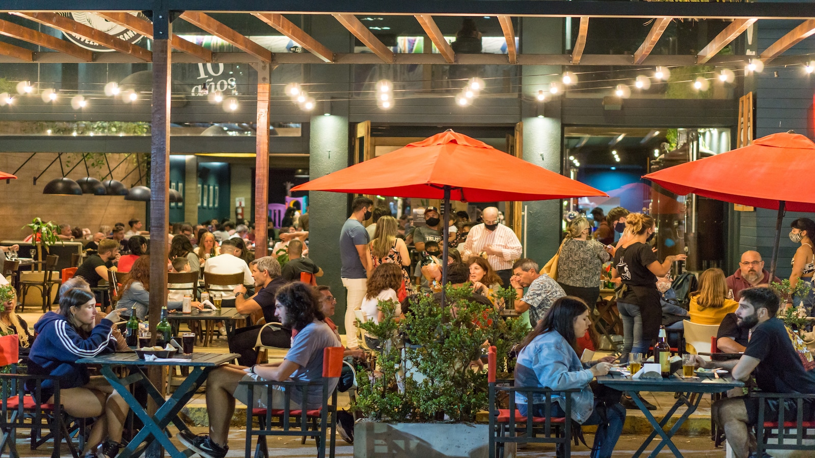 restaurant full of people eating