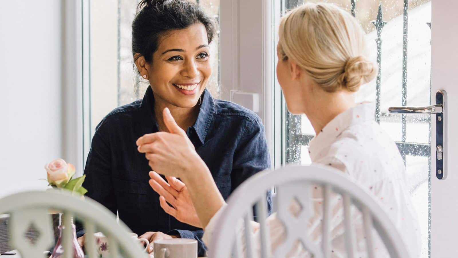 Friends talking in coffee shop.