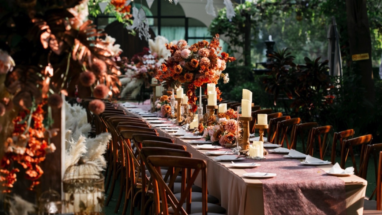 Wedding dinner table crowded