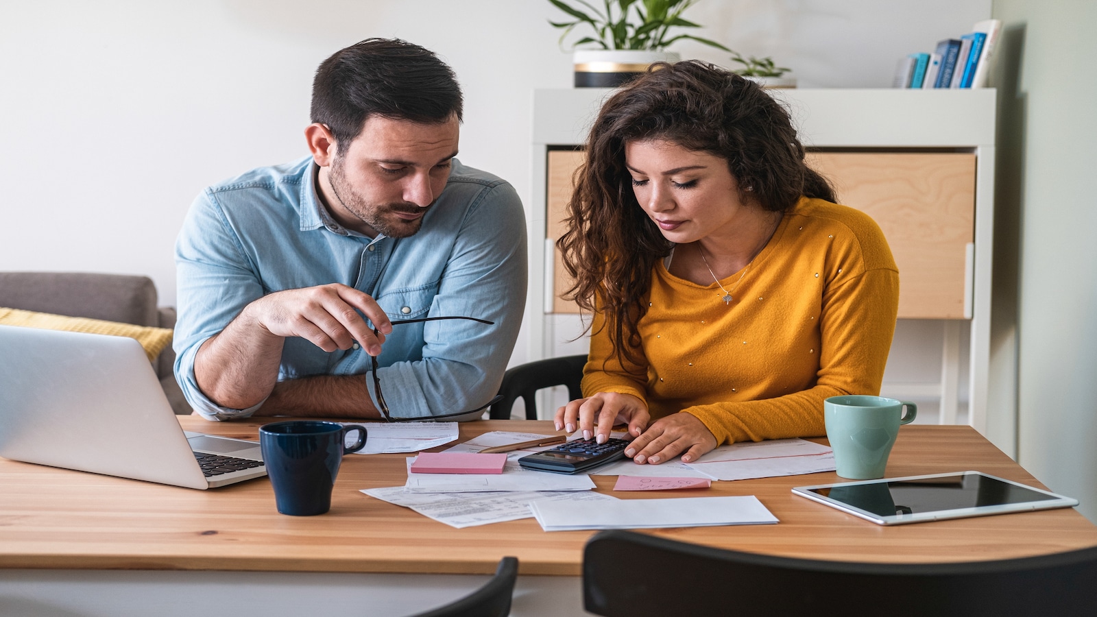 couple making a budget.