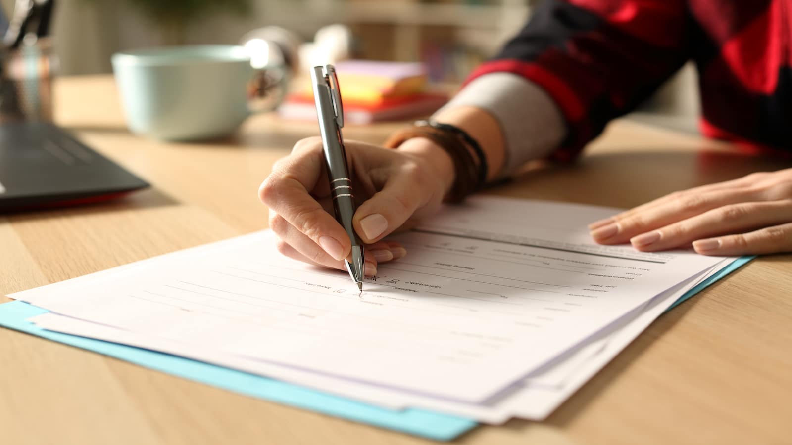 woman filling out application.