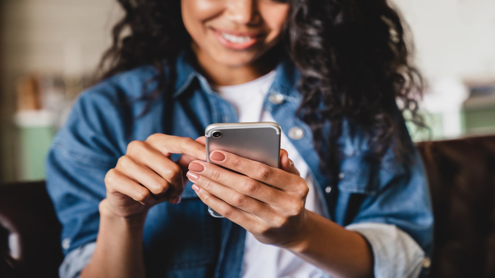 woman looking at app on smart phone.