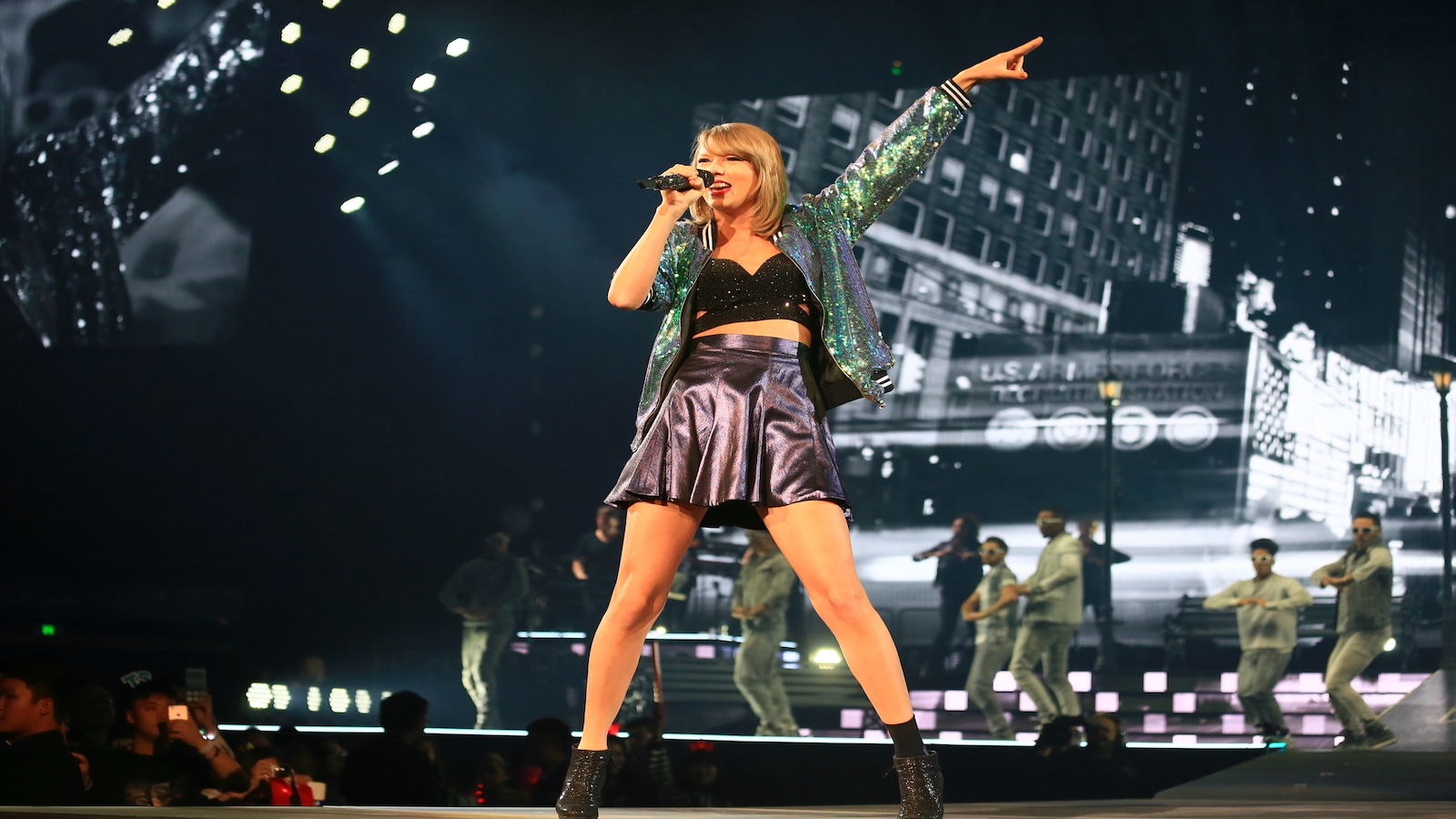 Taylor Swift heats up concert in Shanghai.