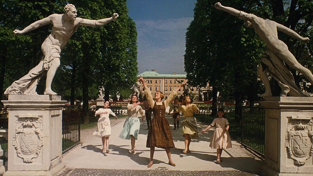 Julie Andrews, Charmian Carr, Angela Cartwright, Heather Menzies-Urich, and Debbie Turner in The Sound of Music (1965)