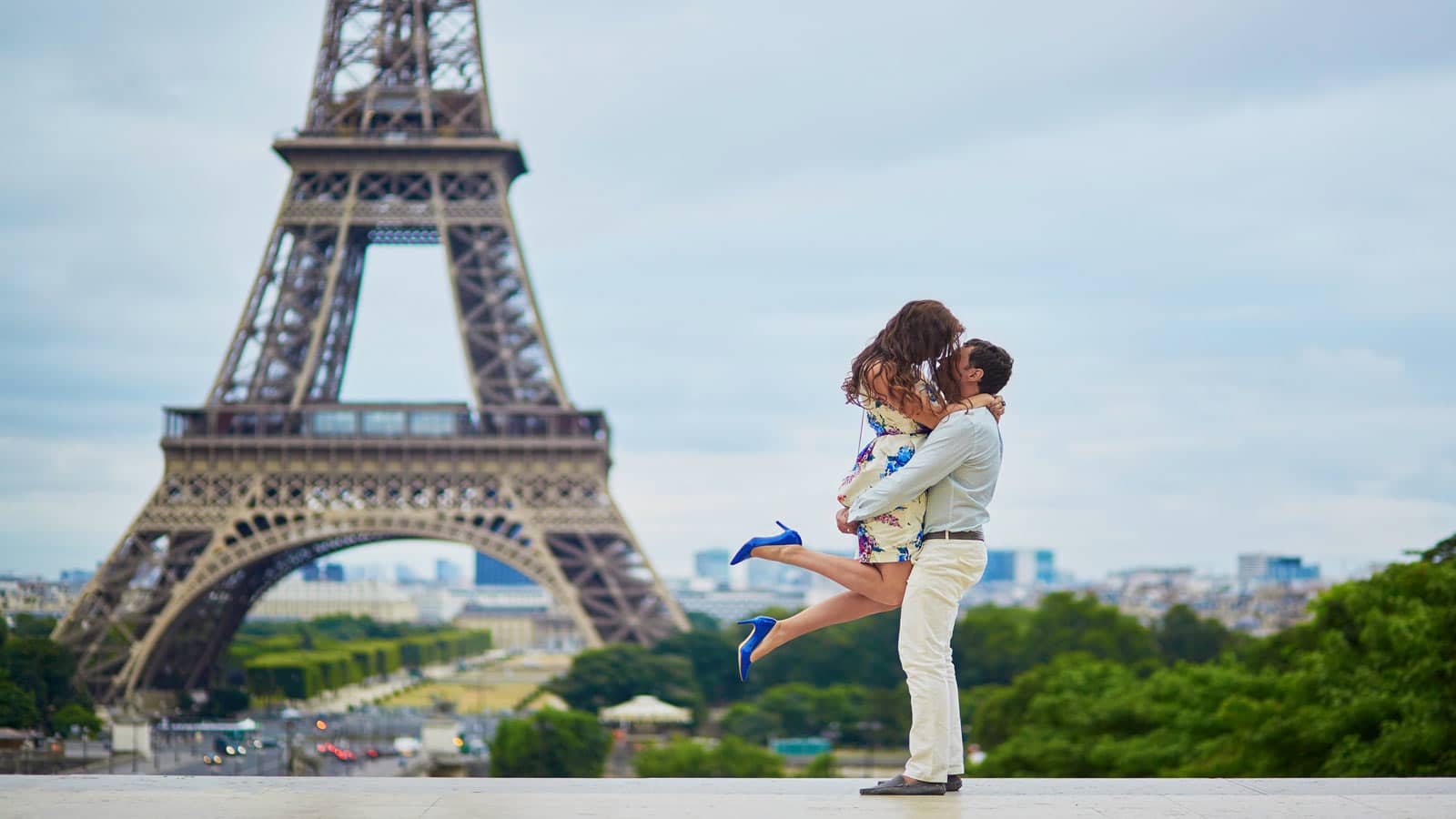 couple falling in love eiffel tower