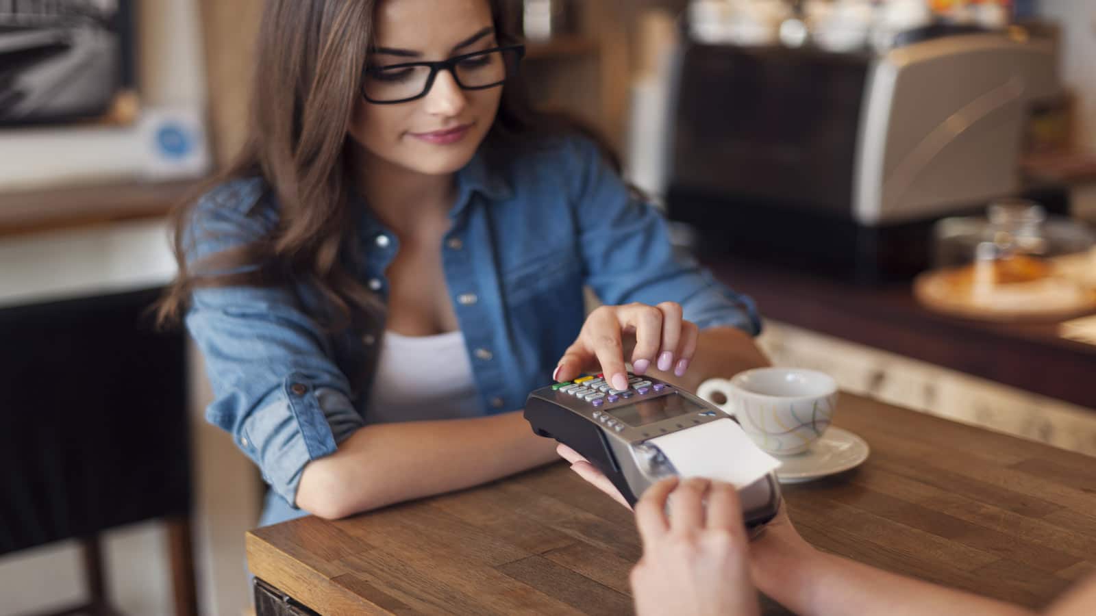 woman tipping in coffeeshop