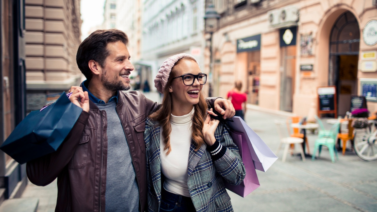 couple shopping on trip