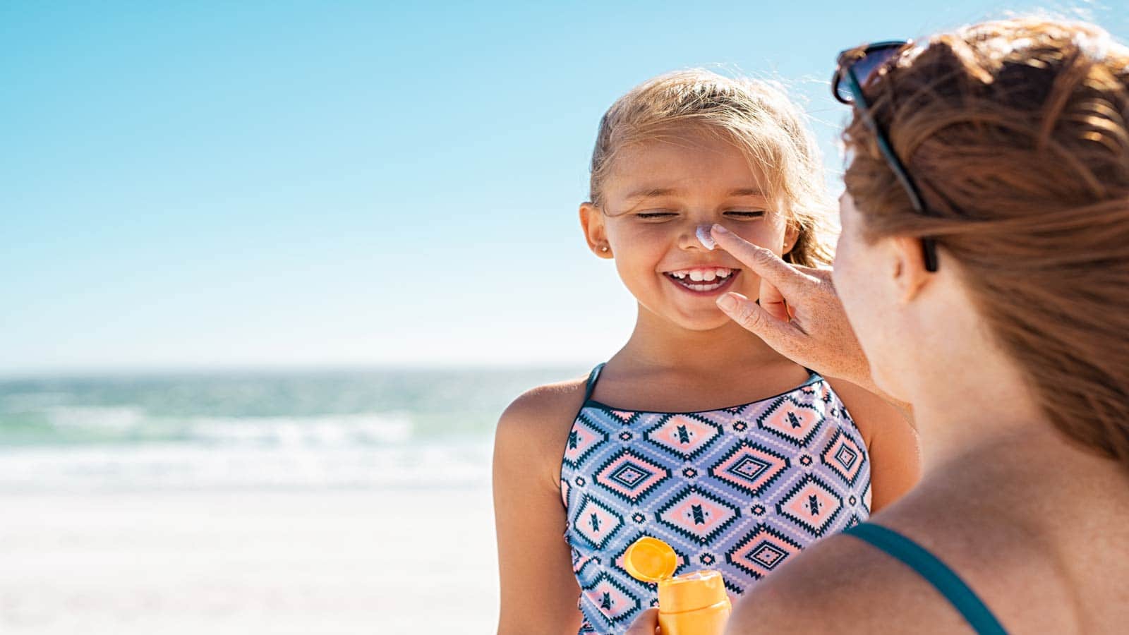 mom applying sunscreen