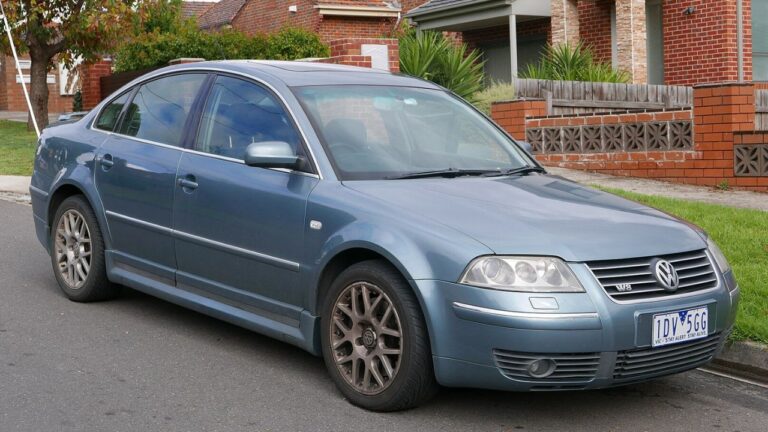 2003 Volkswagen Passat (3BG MY03) W8 4MOTION sedan. Photographed in Thornbury, Victoria, Australia.