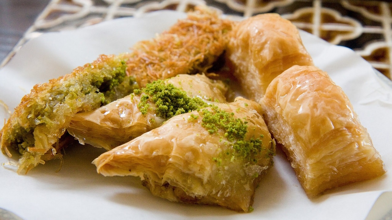 A dessert plate that consists Şöbiyet, Baklava and Kadayıf.