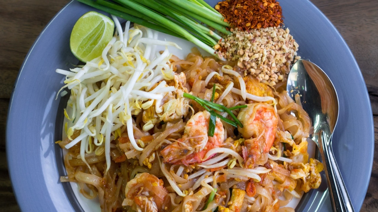 Phat Thai kung sot ("fresh" prawn phat Thai) from a street stall in the Chang Khien neighbourhood of Chiang Mai, Thailand.