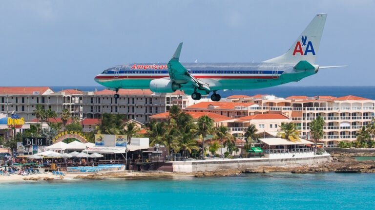 American Airlines Boeing 737-800 on approach to Princess Juliana Airport (St Maarten).