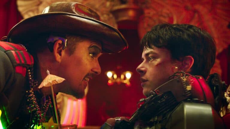 Ethan Hawke and Dane DeHaan in Valerian and the City of a Thousand Planets (2017)