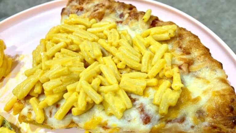 macaroni and cheese pizza