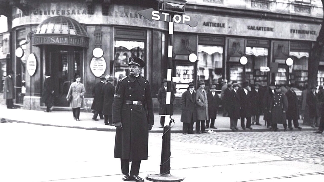 The First Electric Traffic Light in Bucharest