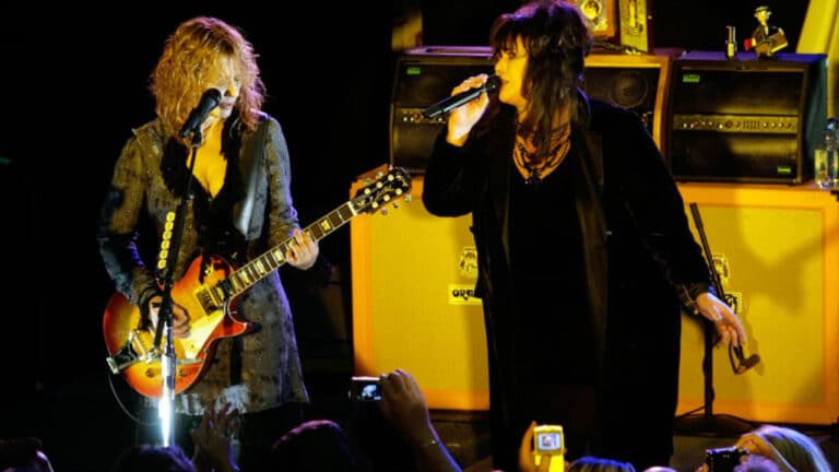 Nancy and Ann Wilson playing at a charity concert for the Canary Foundation in 2007