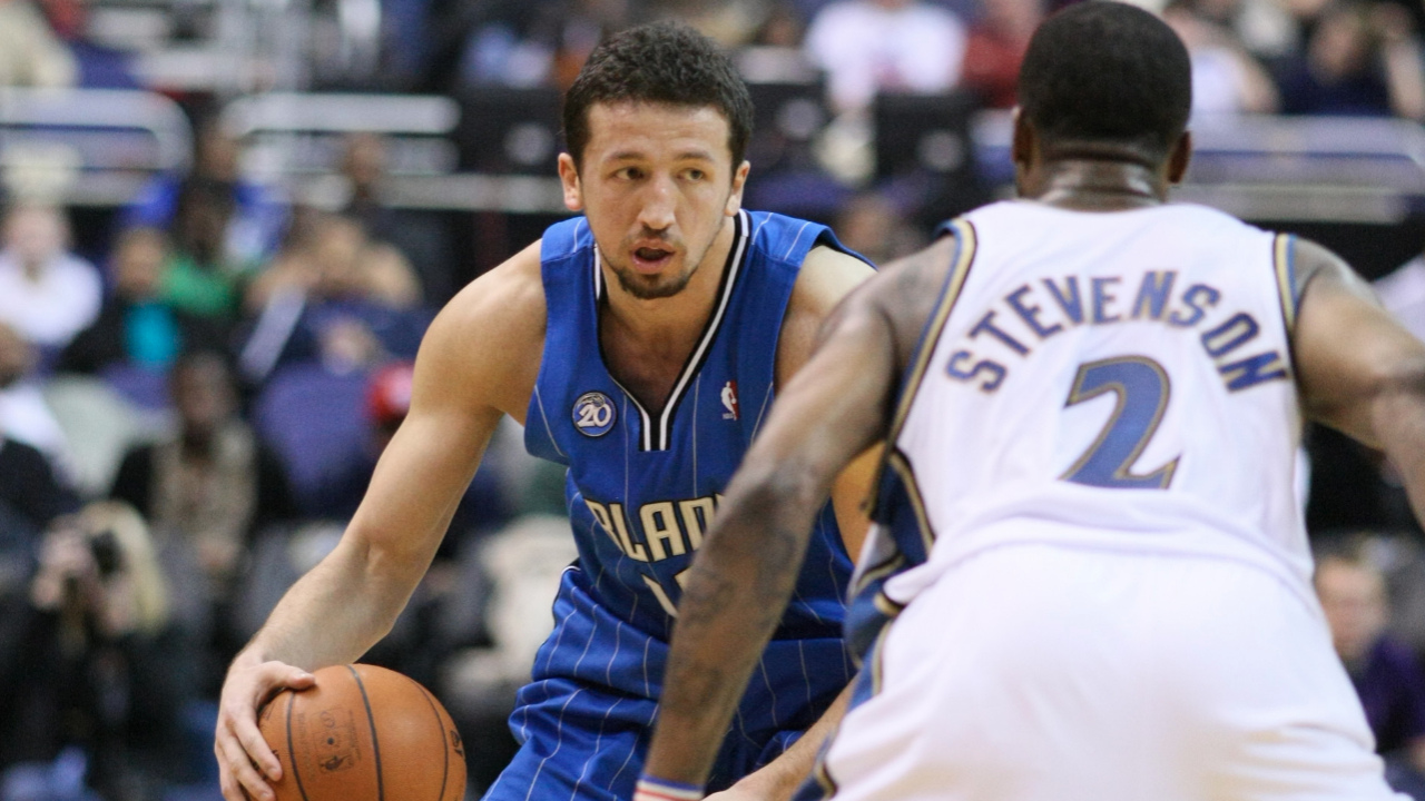 Hedo Turkoglu squares off against DeShawn Stevenson in 2008