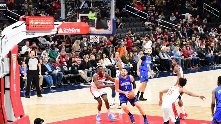 Nikola Vucevic driving to the basket, Orlando Magic vs Washington Wizards on January 1, 2020