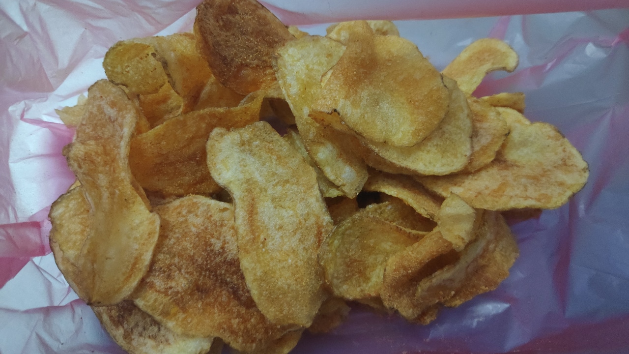 A pile of seasoned potato chips