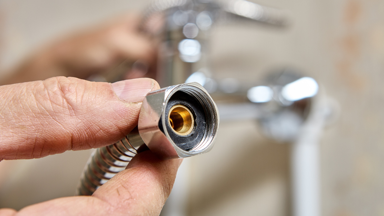 Flexible hose for shower head with a replacement rubber gasket