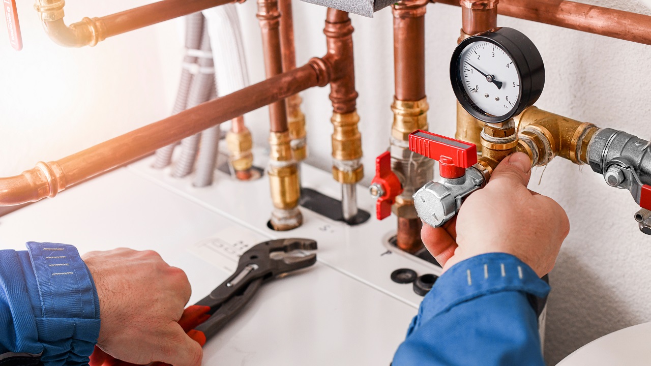 Adjusting pressure gauge on a copper piper