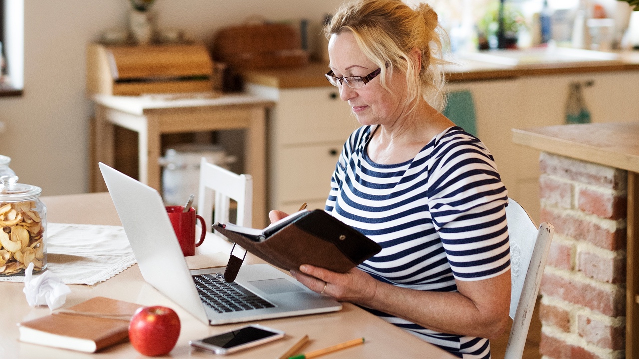 Older woman working from homeoffice.