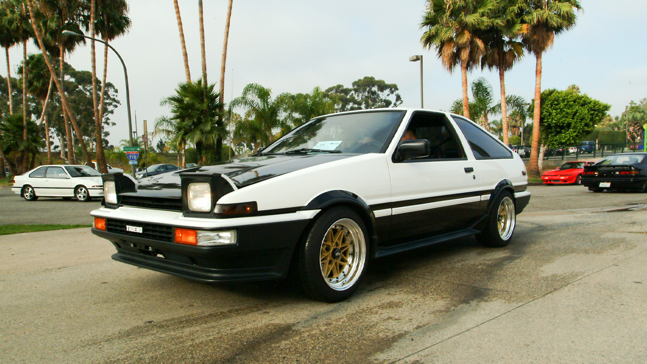 Toyota Sprinter Trueno, front 3/4 view, gold aftermarket wheels, two-tone white and black exterior