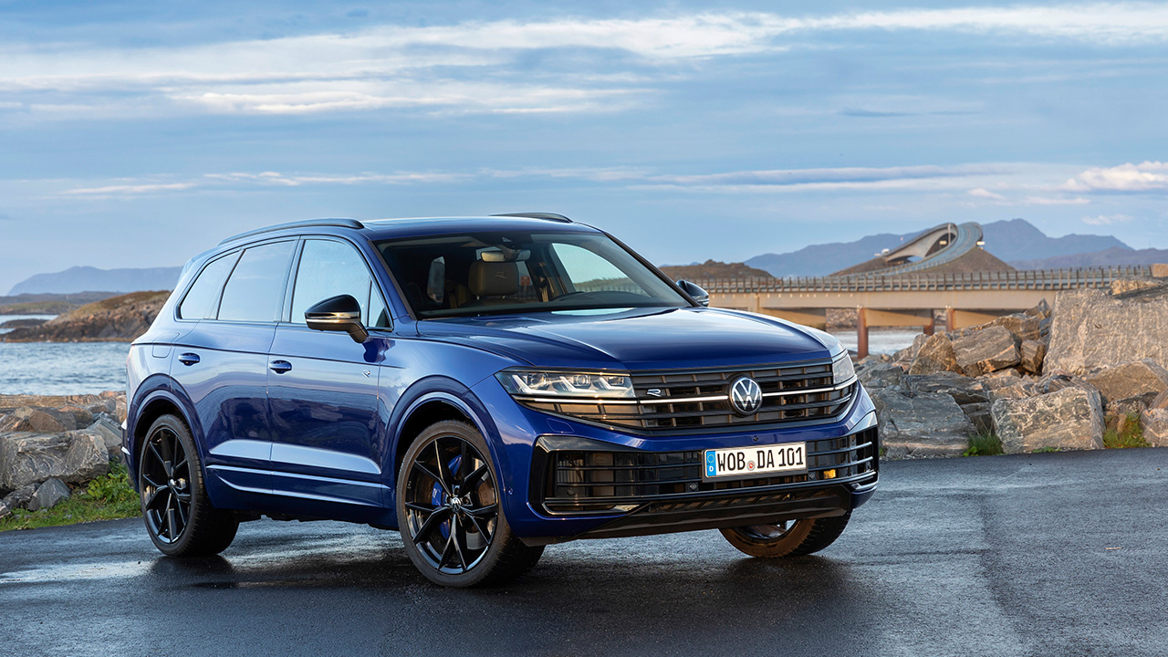 Volkswagen Touareg R, front 3/4 view, blue