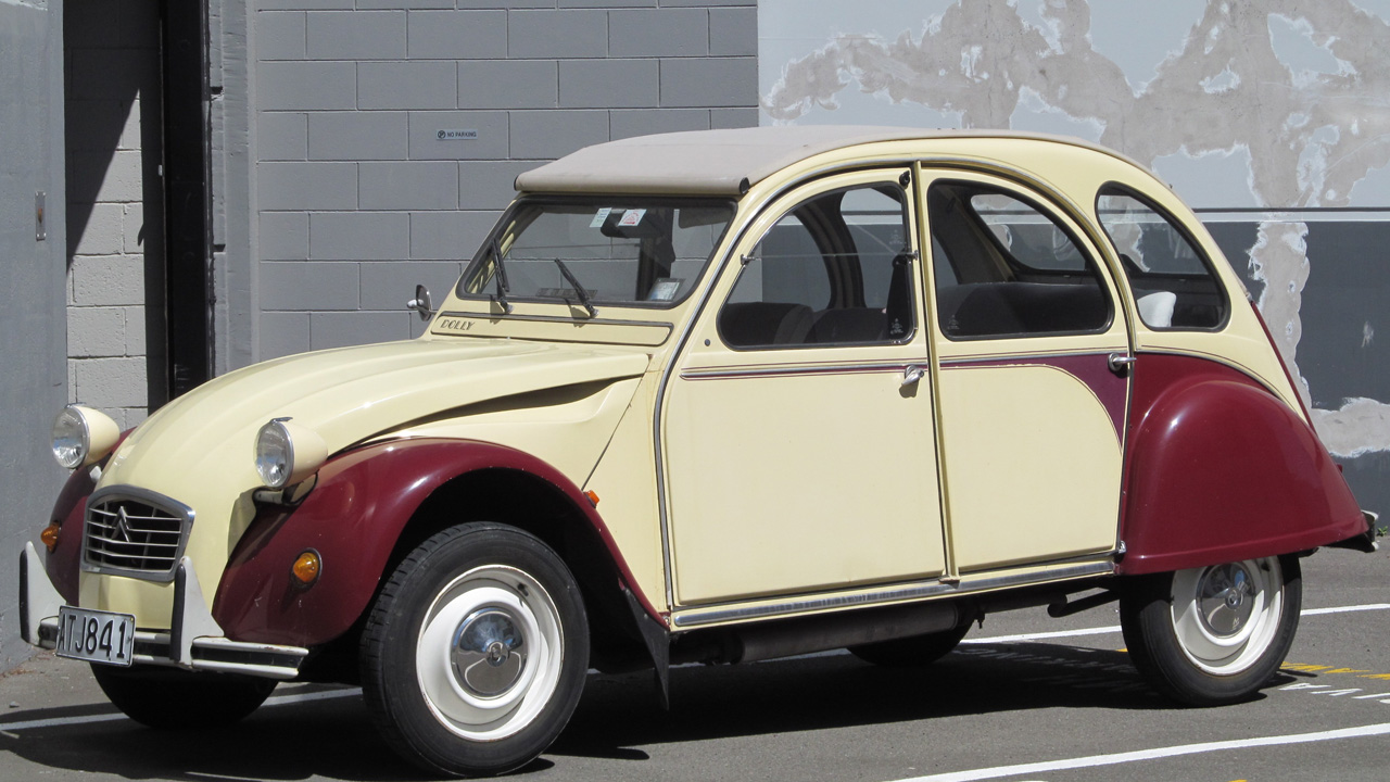 Citroen 2CV, front 3/4 view, white and red exterior