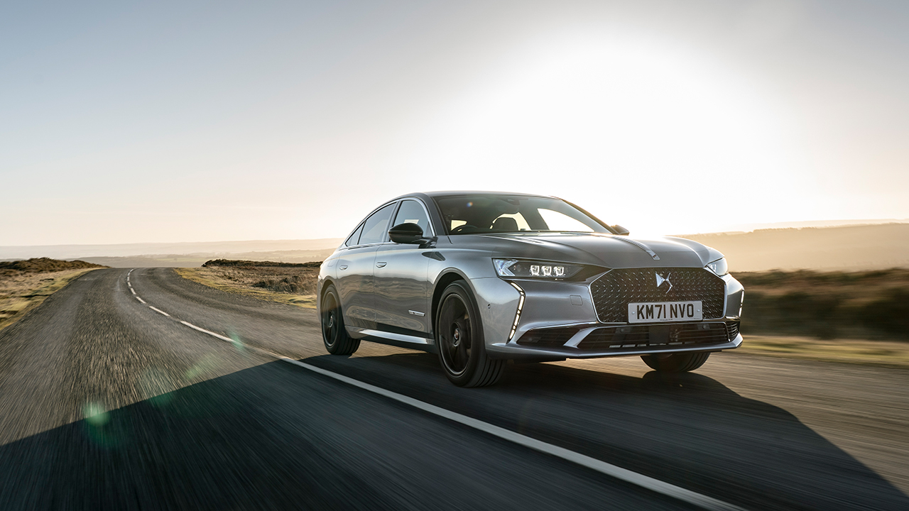 DS 9 E-Tense, front 3/4 view, driving, sunny day, silver exterior