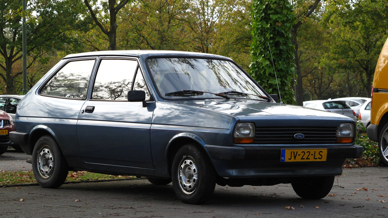 Ford Fiesta Mk1, front 3/4 view, dark blue exterior