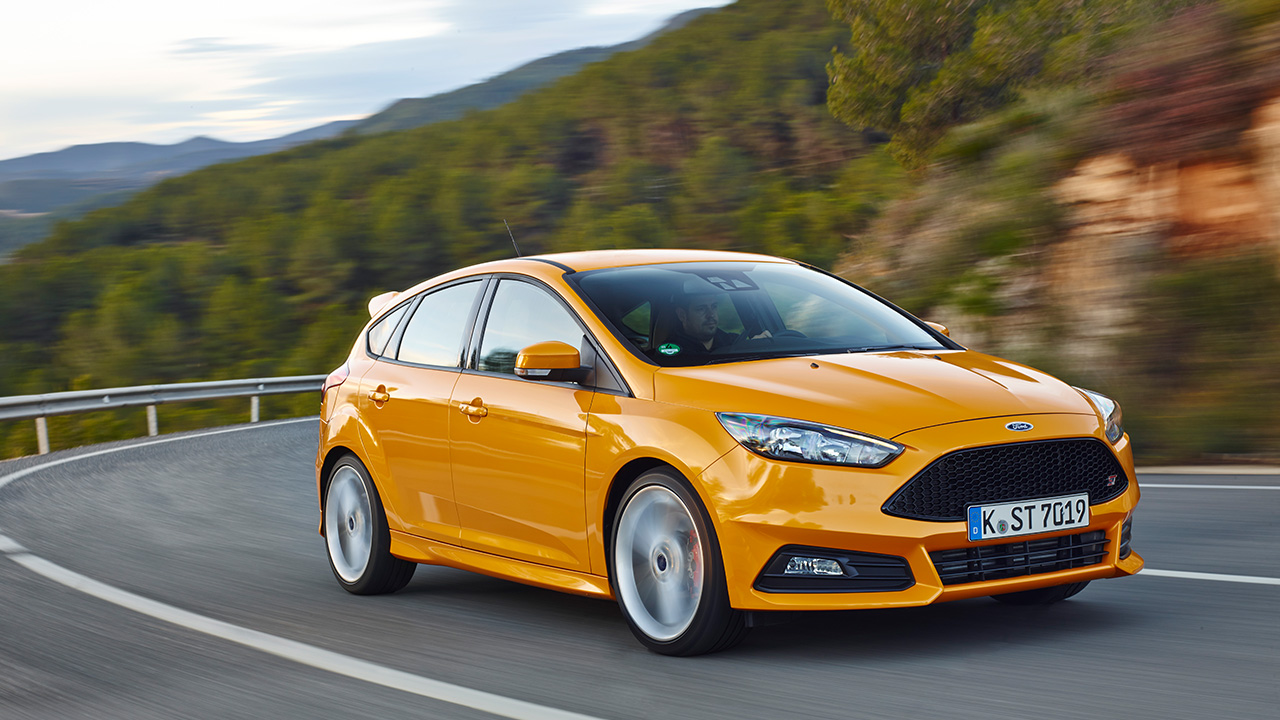 Ford Focus ST, front 3/4 view, driving, yellow exterior, facelift
