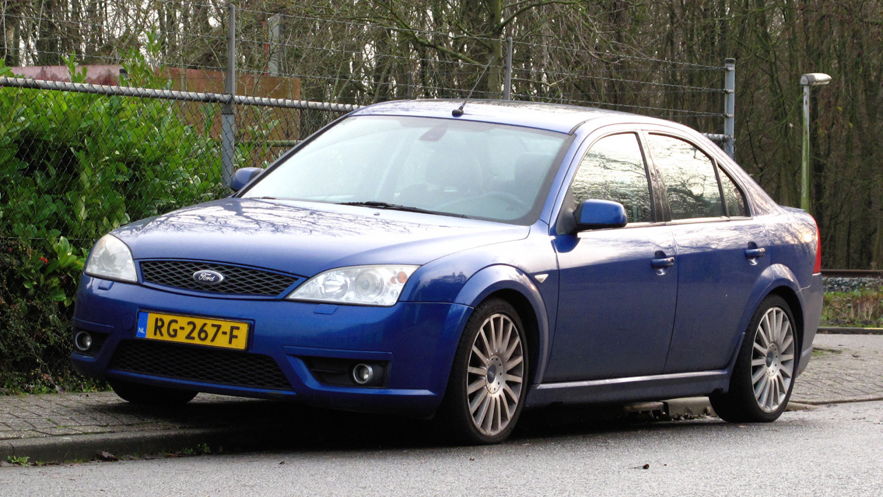 Ford Mondeo ST220, front 3/4 view, blue exterior, street parked