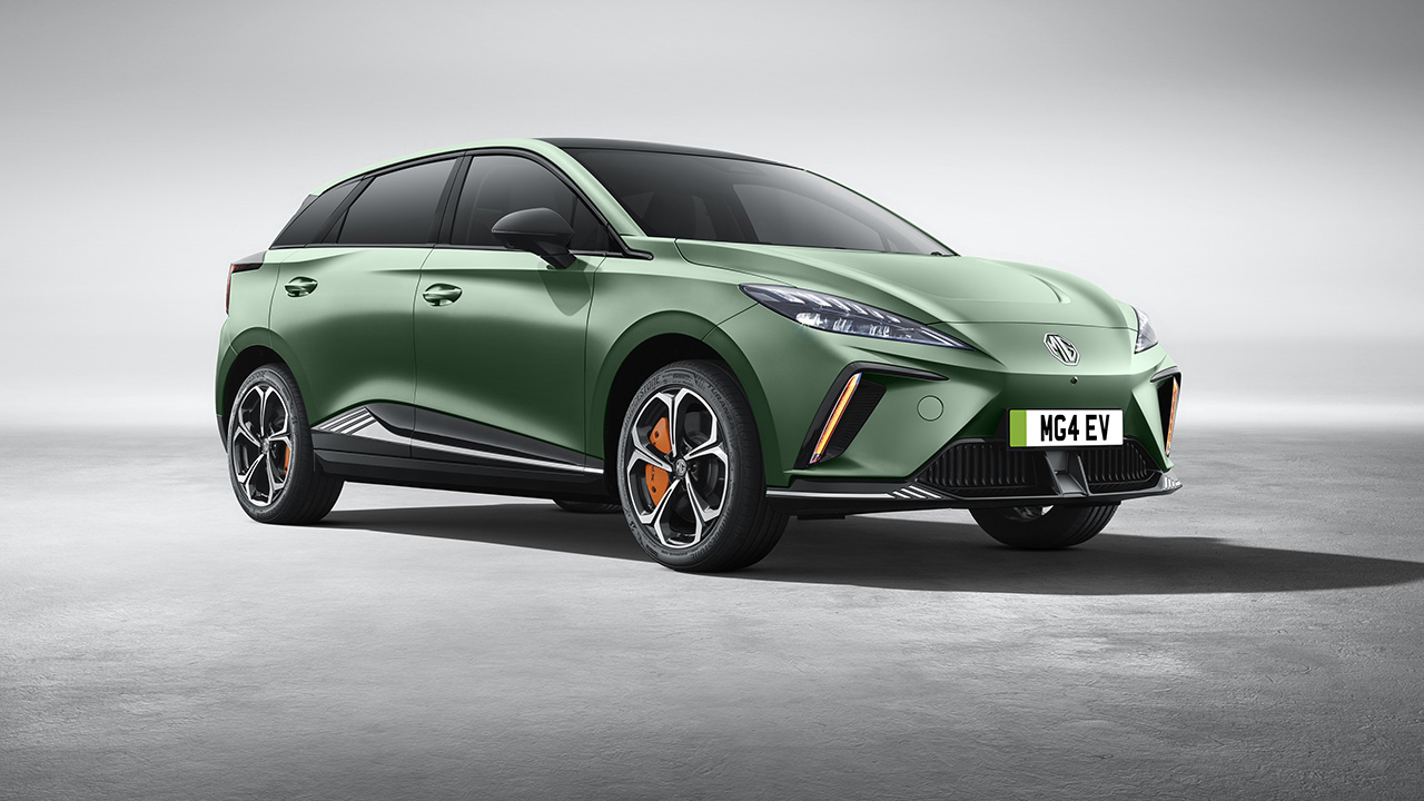 MG 4 XPower, front 3/4 view, studio shot, green exterior